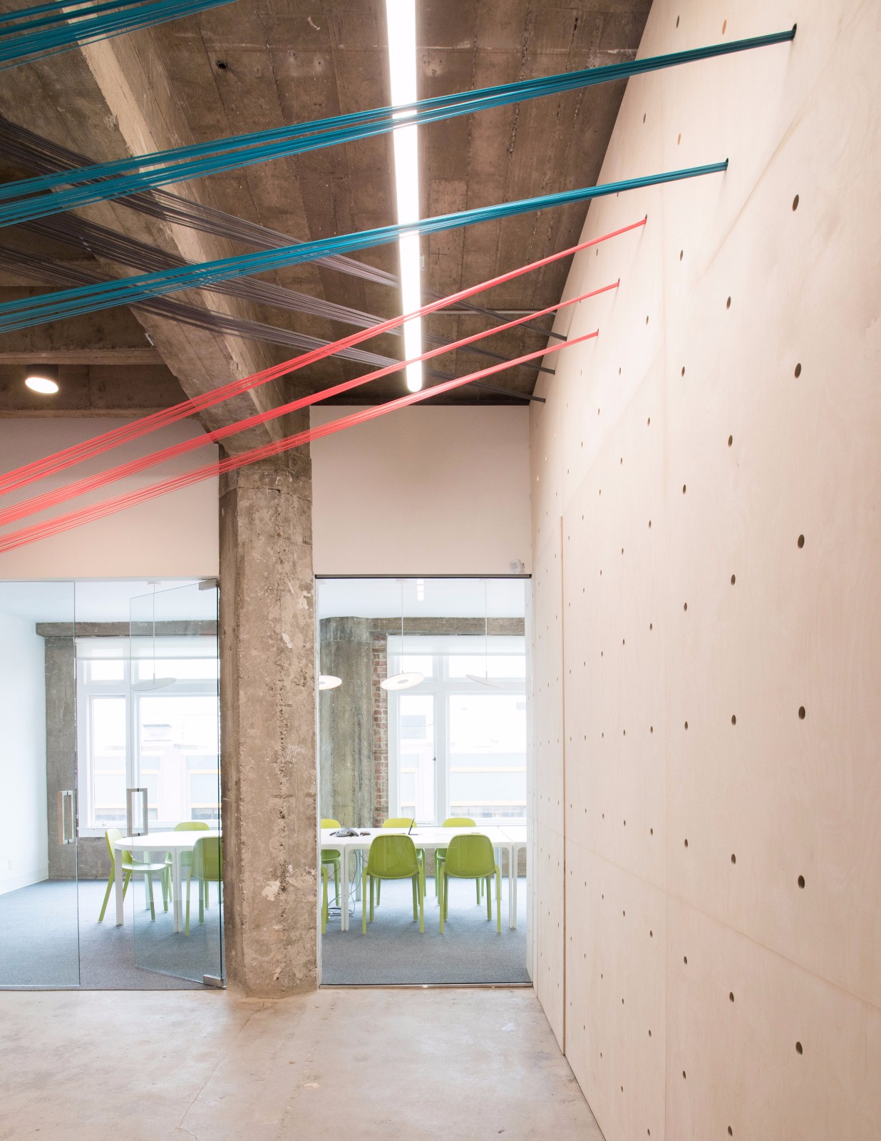 彩色“琴弦”装点的办公空间-6