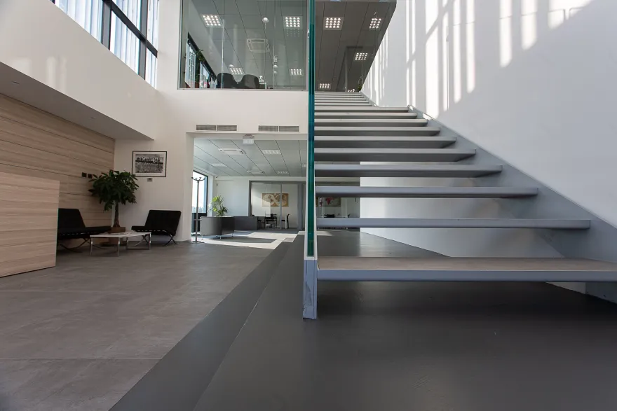 意式工业风办公建筑,绿色与玻璃的和谐共生-27