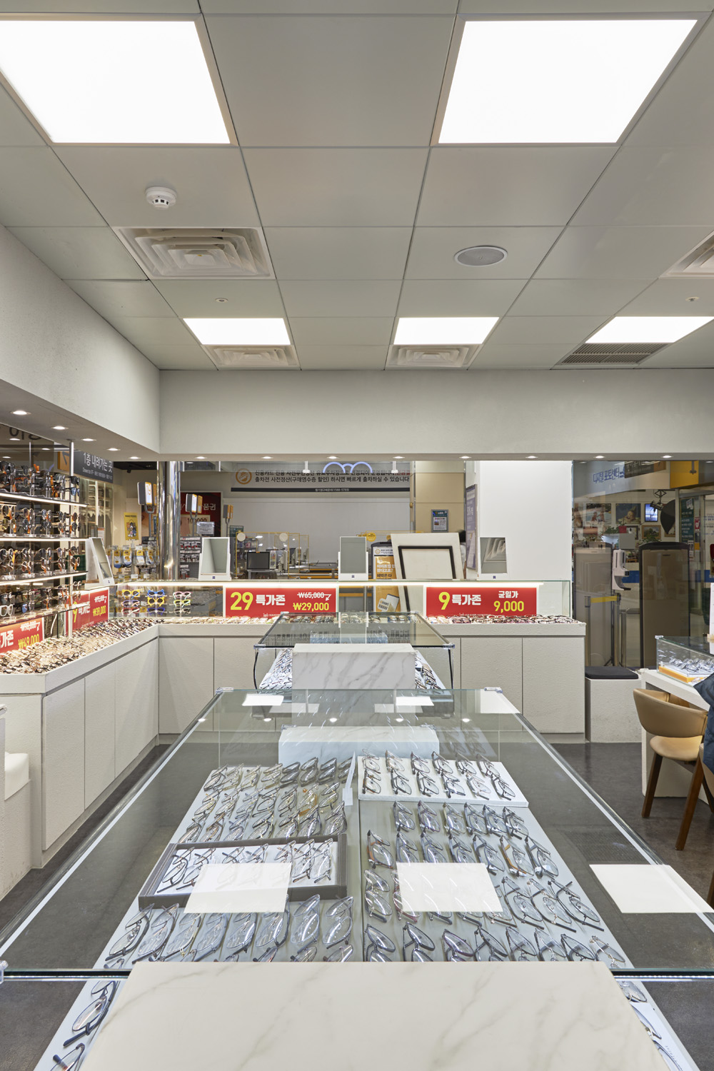 非洲风格眼镜店设计，白色调的时尚与纯净-8