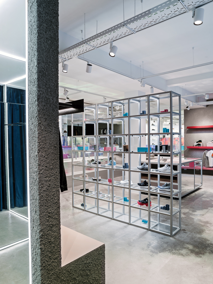 巴塞罗那“sivasdescalzo”商店,铝型材与虹彩水晶玻璃的工业风设计-8