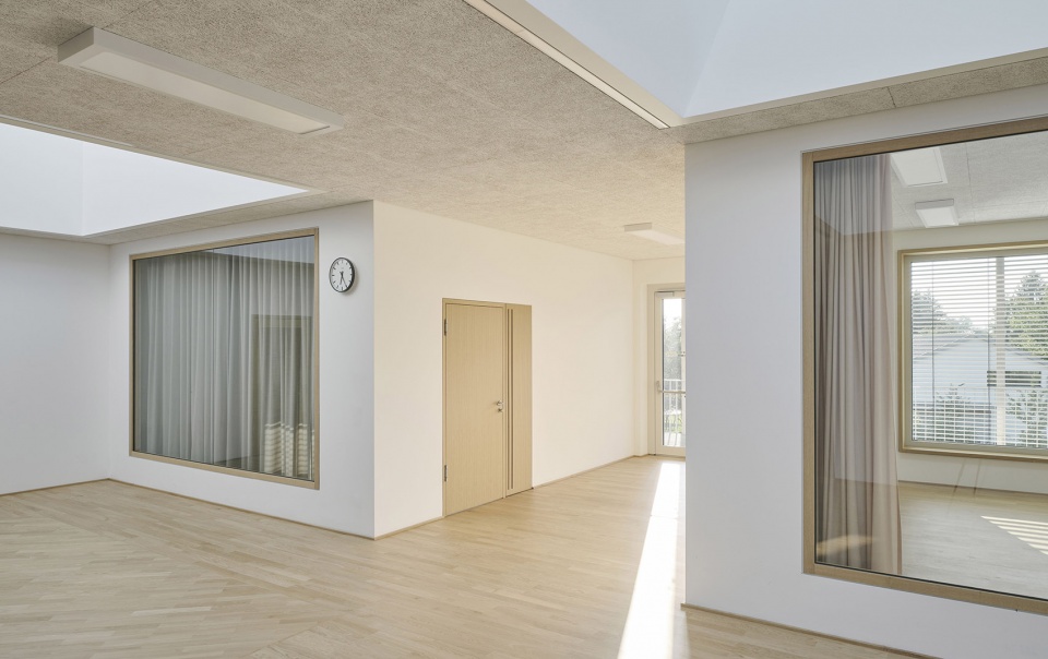 奥地利 Bütze Wolfurt 小学 · 木板条与锌钢构建的温馨学习空间-36