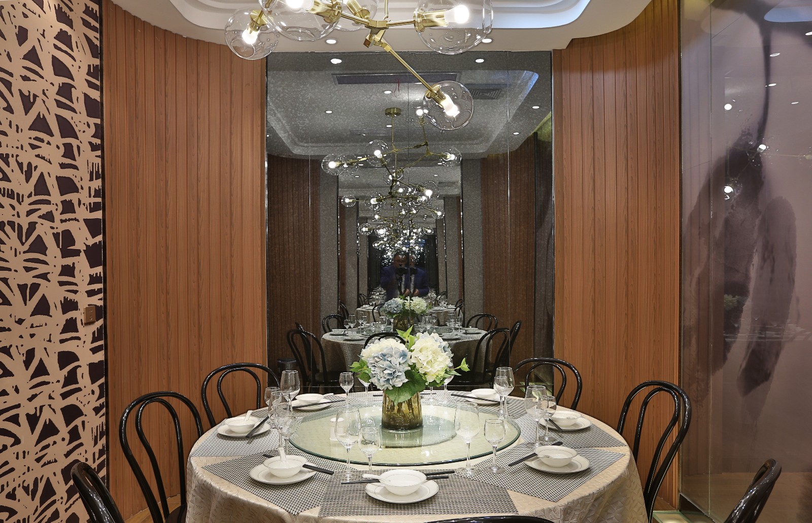 IDDW 道伟设计 | “灰度”巴黎中餐厅,简约工业风融合巴黎元素-9