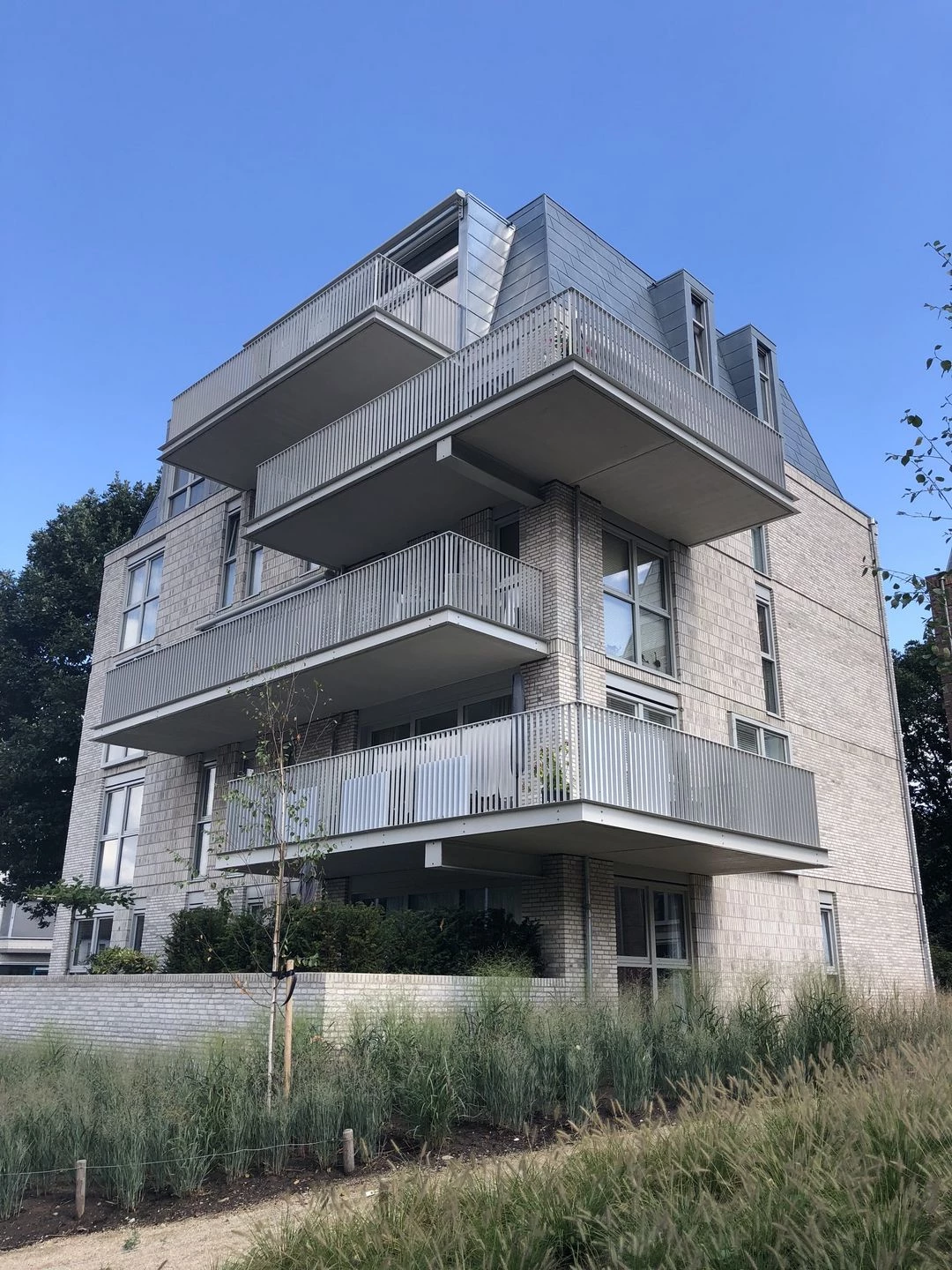 荷兰绿意盎然的三层别墅设计-16