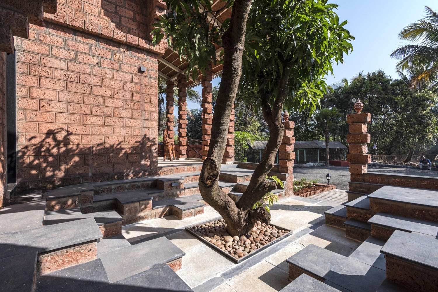 尼泊尔国王赠礼的芒果树 | 印度昆坎建筑风格的农舍设计-59