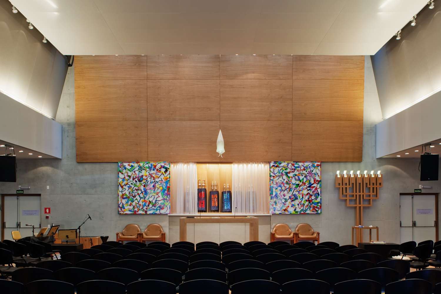 巴西 Shalom 社区中心·混凝土巨石构建的和谐空间-13