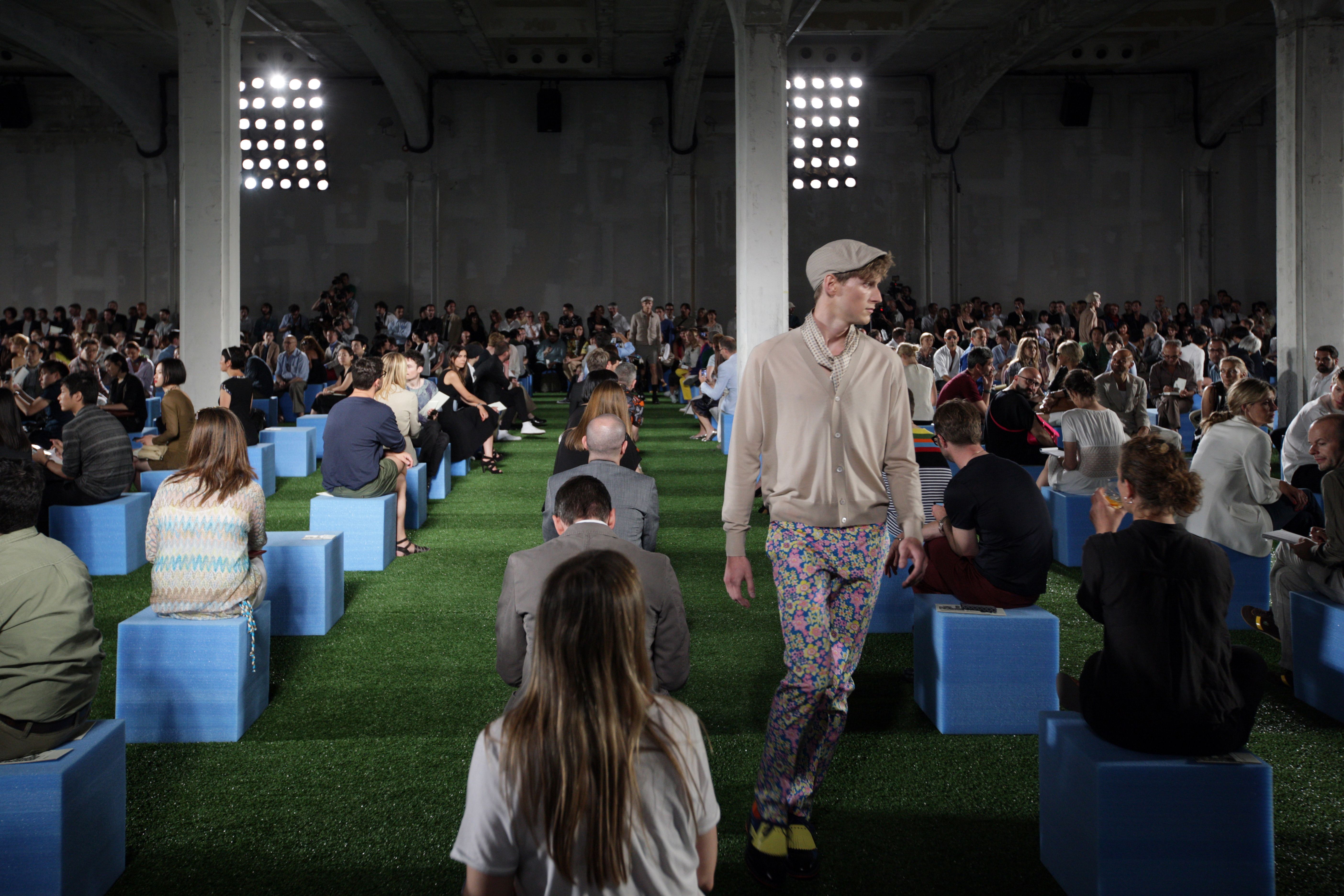 2012 春夏米兰 PRADA 秀场 | 网格布局与动态展示的完美结合-1