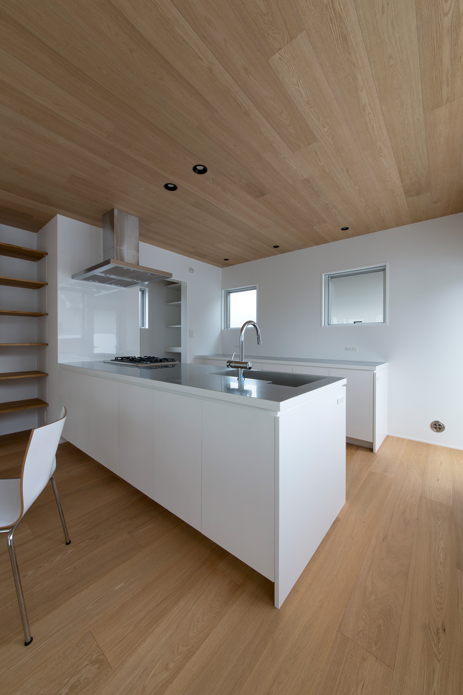 日本 Shiga 极简住宅 | 1.5 楼台打造私密户外空间-9