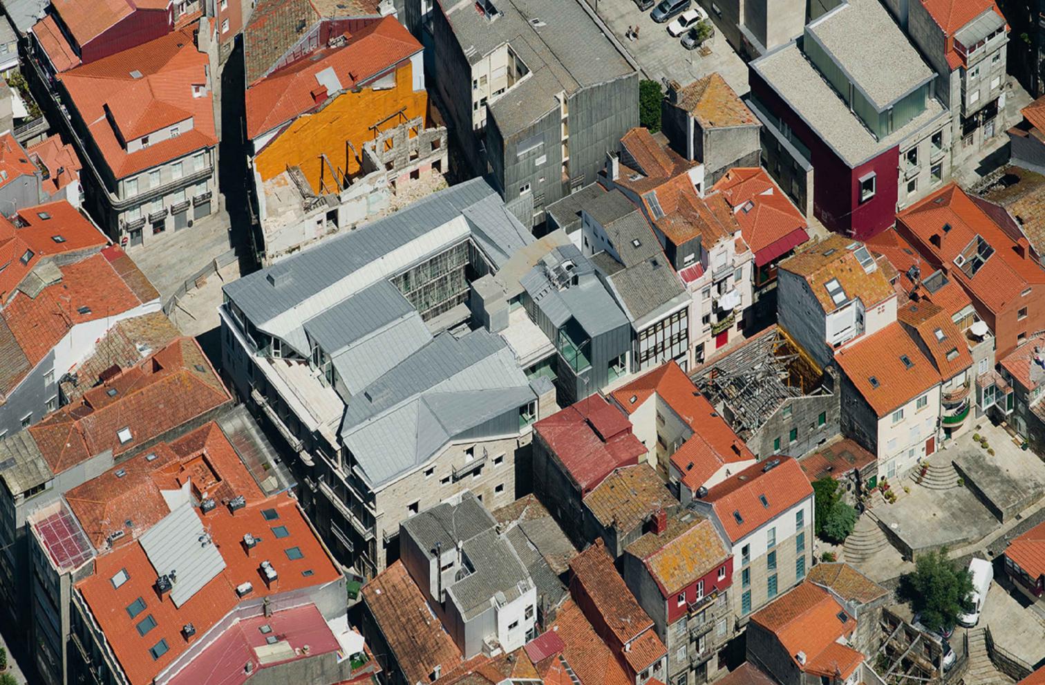 历史遗迹中的现代公共空间——西班牙比戈房产登记处新址-7