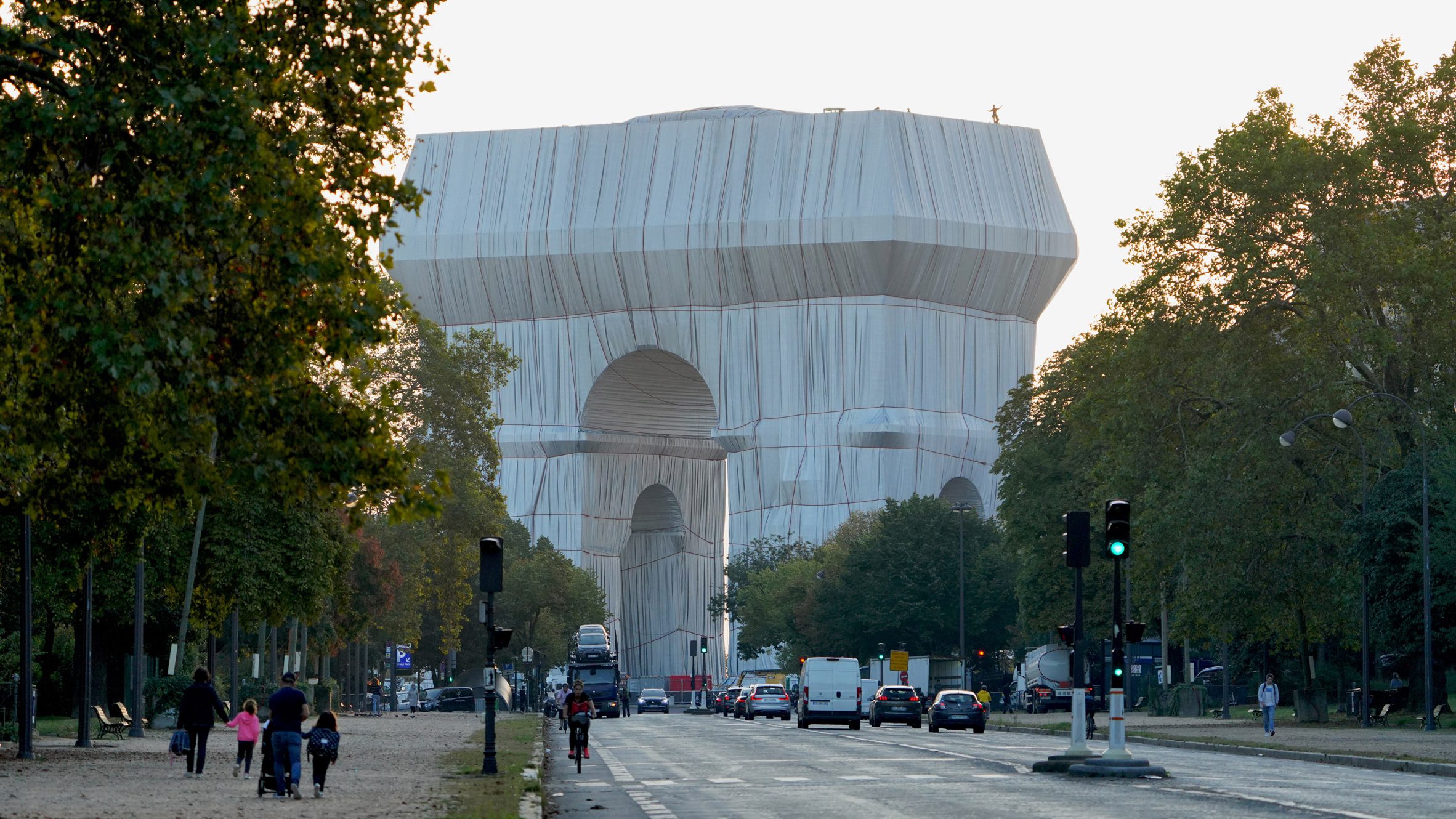 巴黎 Arc de Triomphe 缠绕艺术装置 | Christo 和 Jeanne-Claude 的遗作惊艳亮相-0