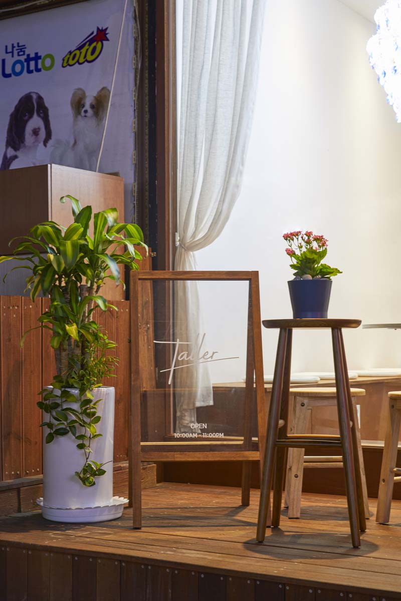 7 坪清新简约咖啡馆设计，诠释白色与木质之美-13