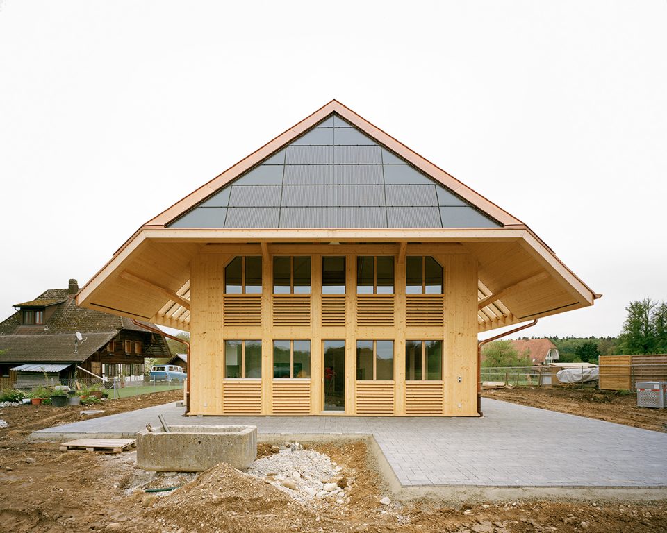 瑞士自给自足现代农舍 | 节能环保,和谐融入环境-4