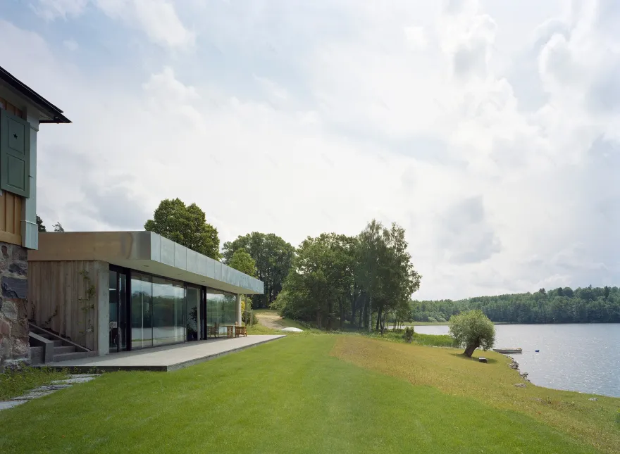 瑞典 17 世纪古堡与现代泳池房的和谐共生-7