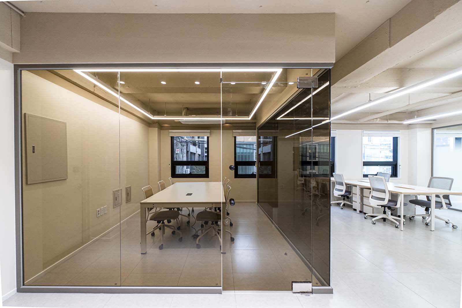 白色与木色的极简共享办公室-6