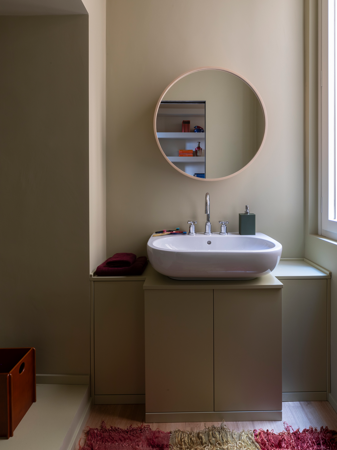 网飞热剧男作家，家里拥有柔性一面-42