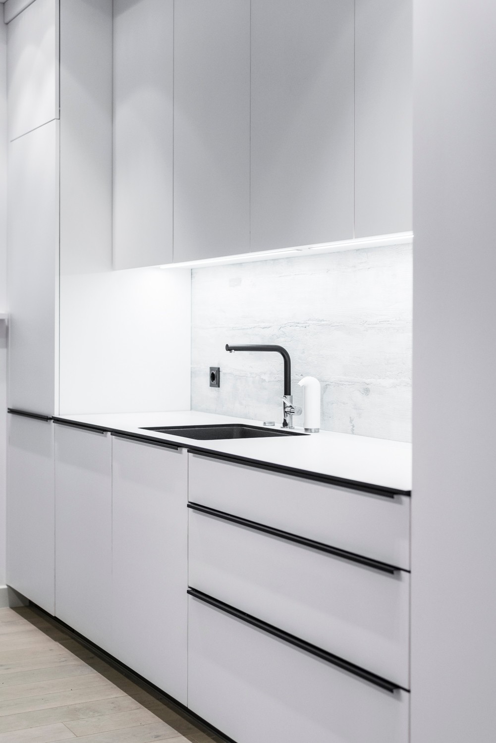 简约黑白木色 纯色美学私宅-24