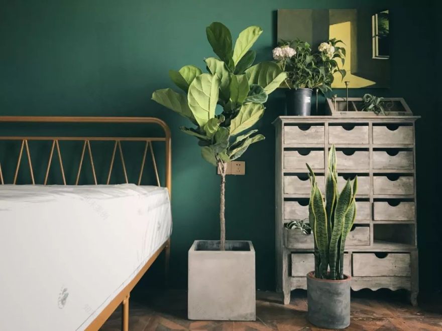 轻奢风卧室设计,黄铜色床铺打造高档氛围-25