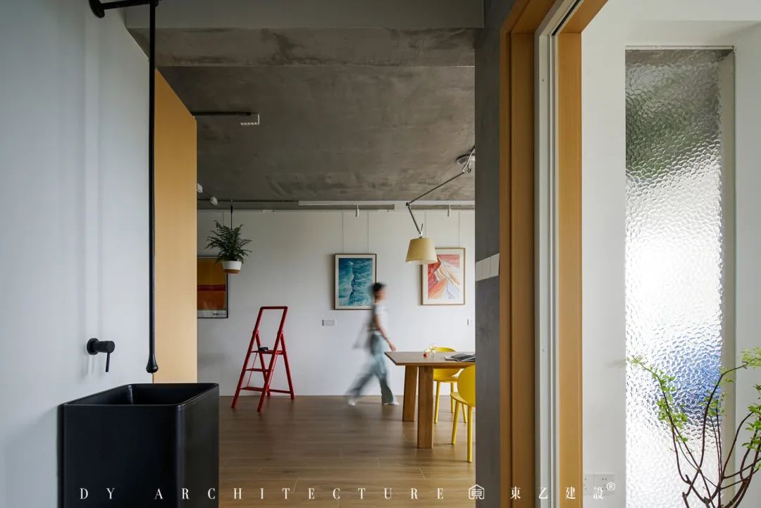 原始粗狂的混凝土裸顶遇上紧凑小三房,这酷酷的松弛感真让人着迷丨中国长沙丨東乙建设-48