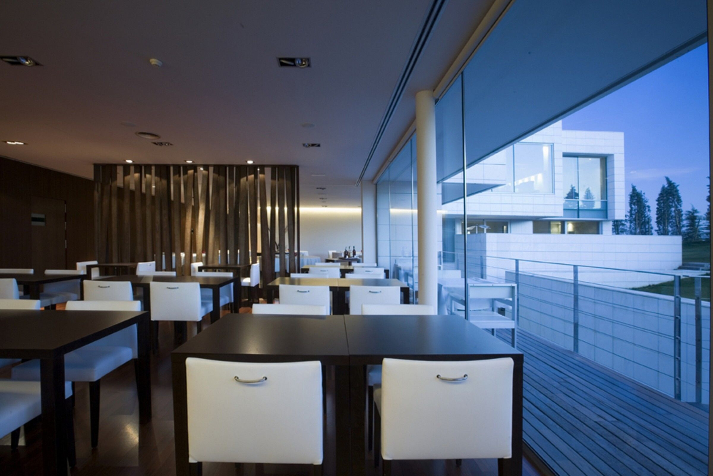 地形融入的绿色多功能酒店设计-28