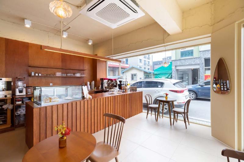 简约十平米咖啡厅，展现温馨原木风-3