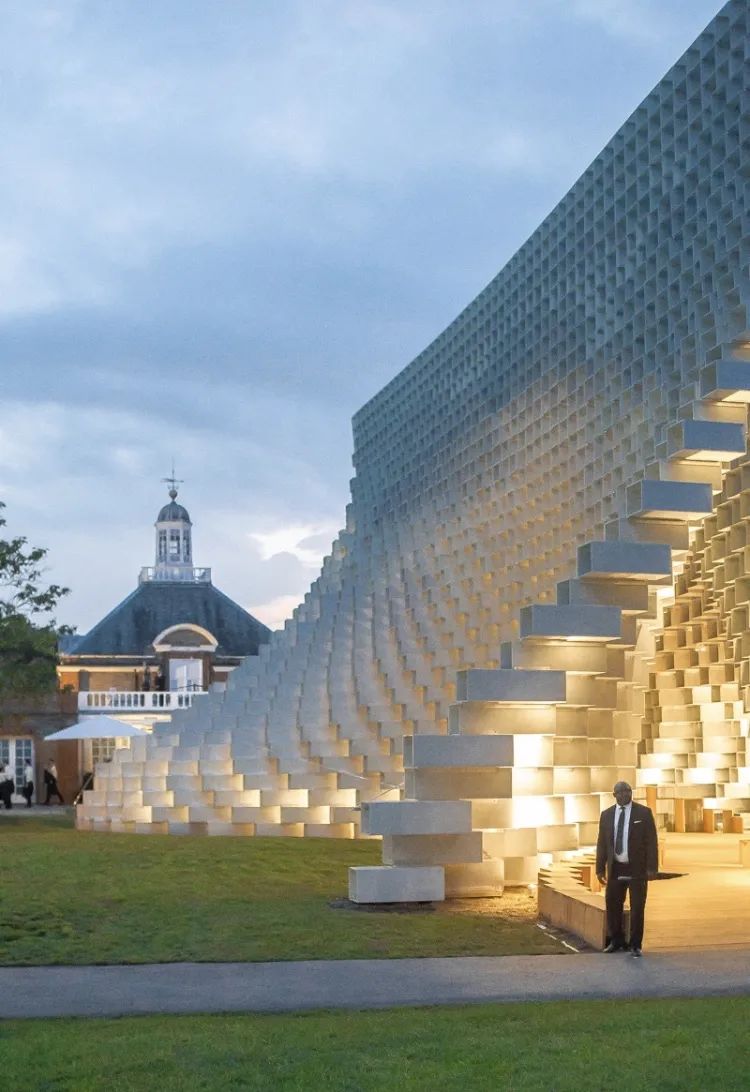 伦敦蛇形展馆"解构"之墙-47