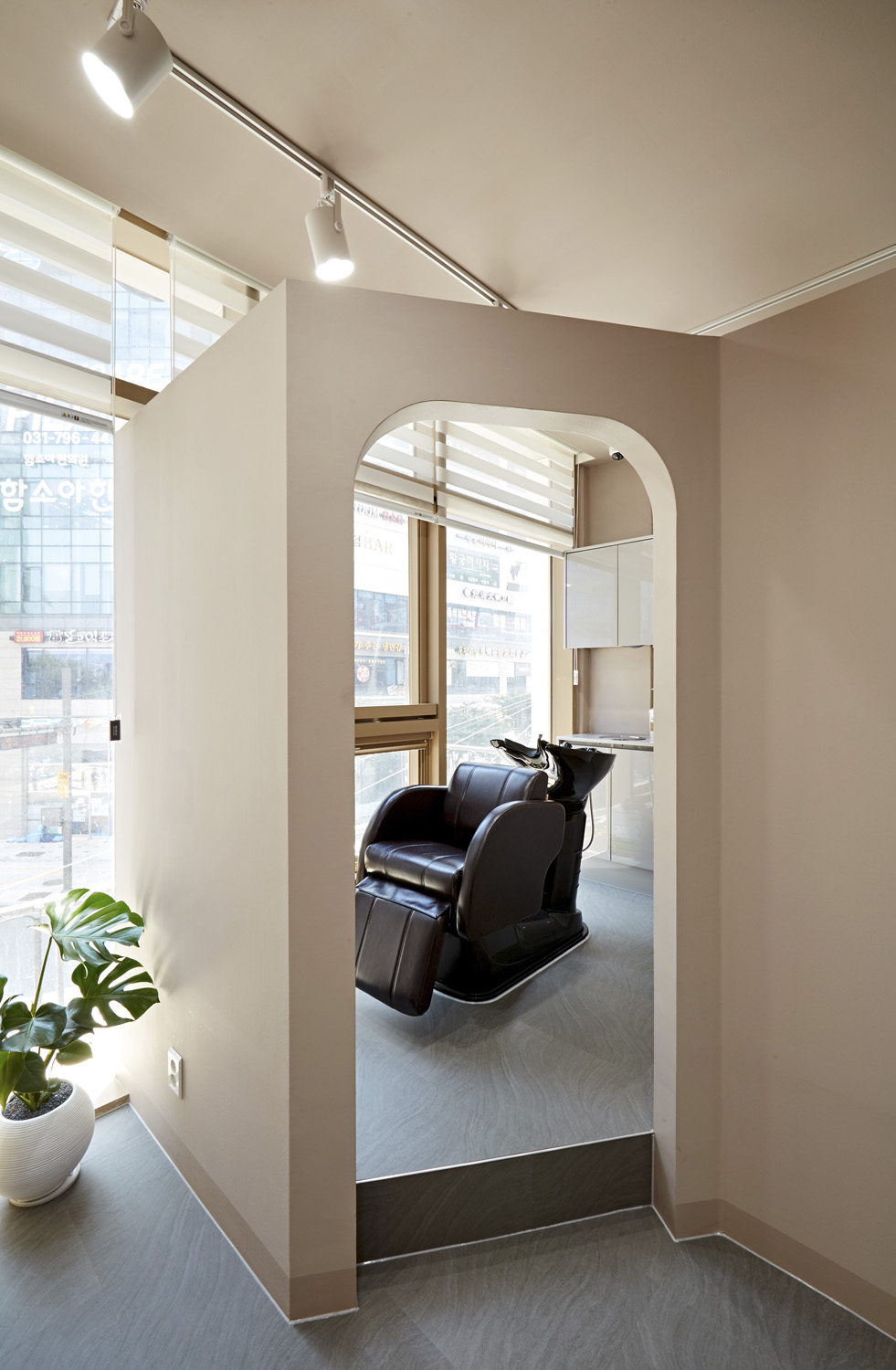 点亮空间之美 | 14 平米美容店的照明设计-14