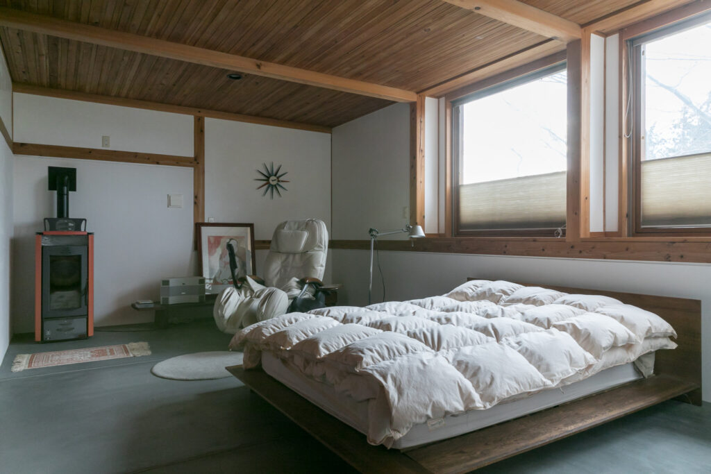 新月に伐採した木で造る家 洞窟で暮らす安心感と、森の力に共感する住まい | Architecture | 100%LiFE-7