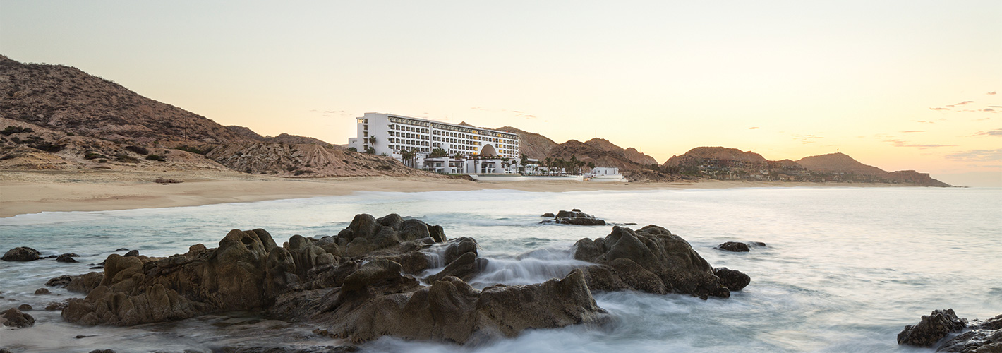 墨西哥洛斯卡沃斯海滨度假酒店——融入沙漠环境的现代建筑-1