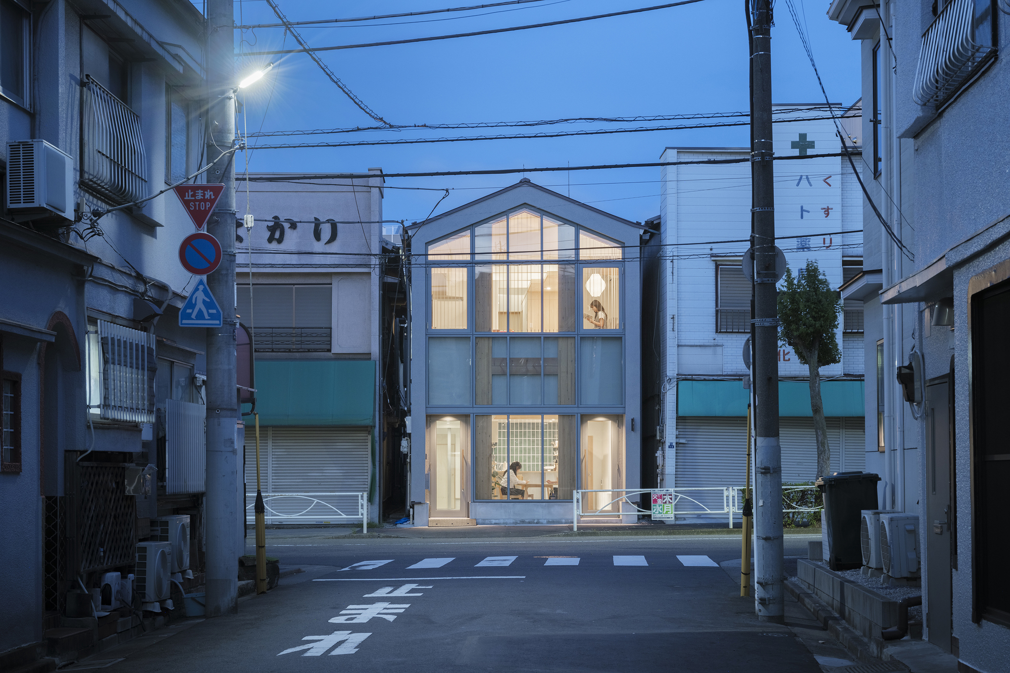 A House, Resident and Milk Delivery Service  / Meguro Architecture Laboratory-23