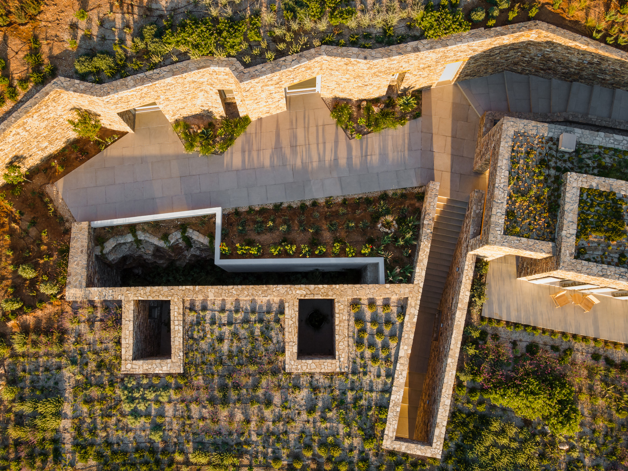 嵌入式石屋别墅丨希腊丨Tsolakis Architects-29