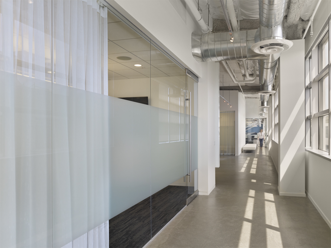 简约而富有雕塑感的日本游戏公司美国总部办公室设计-15