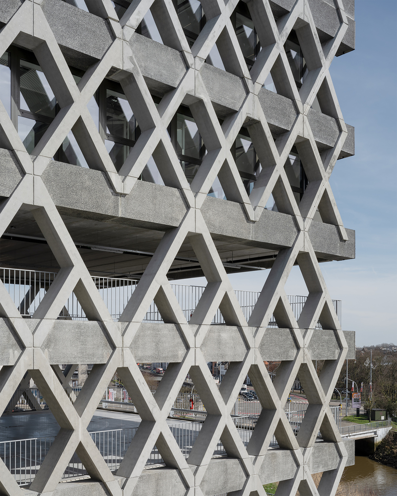 停车大楼的动态转换空间-36