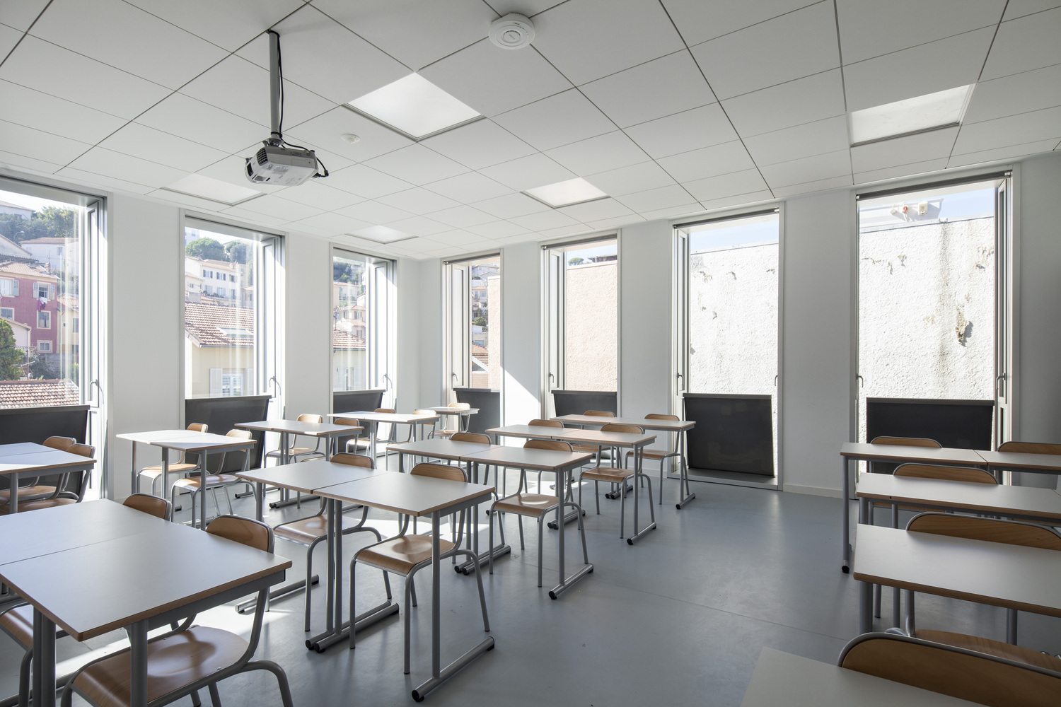 法国尼斯 Simone Veil 中学,融入环境的和谐设计-36