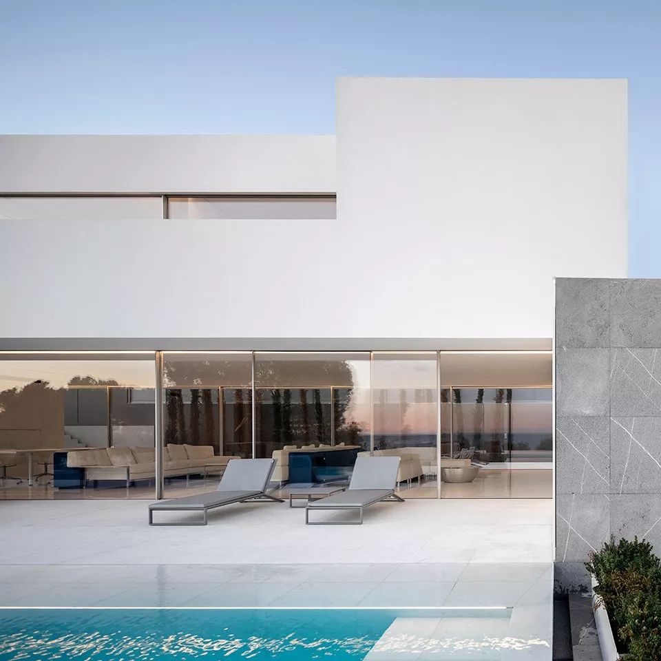 极简主义设计，葡萄牙里斯本的通透空间美学-13