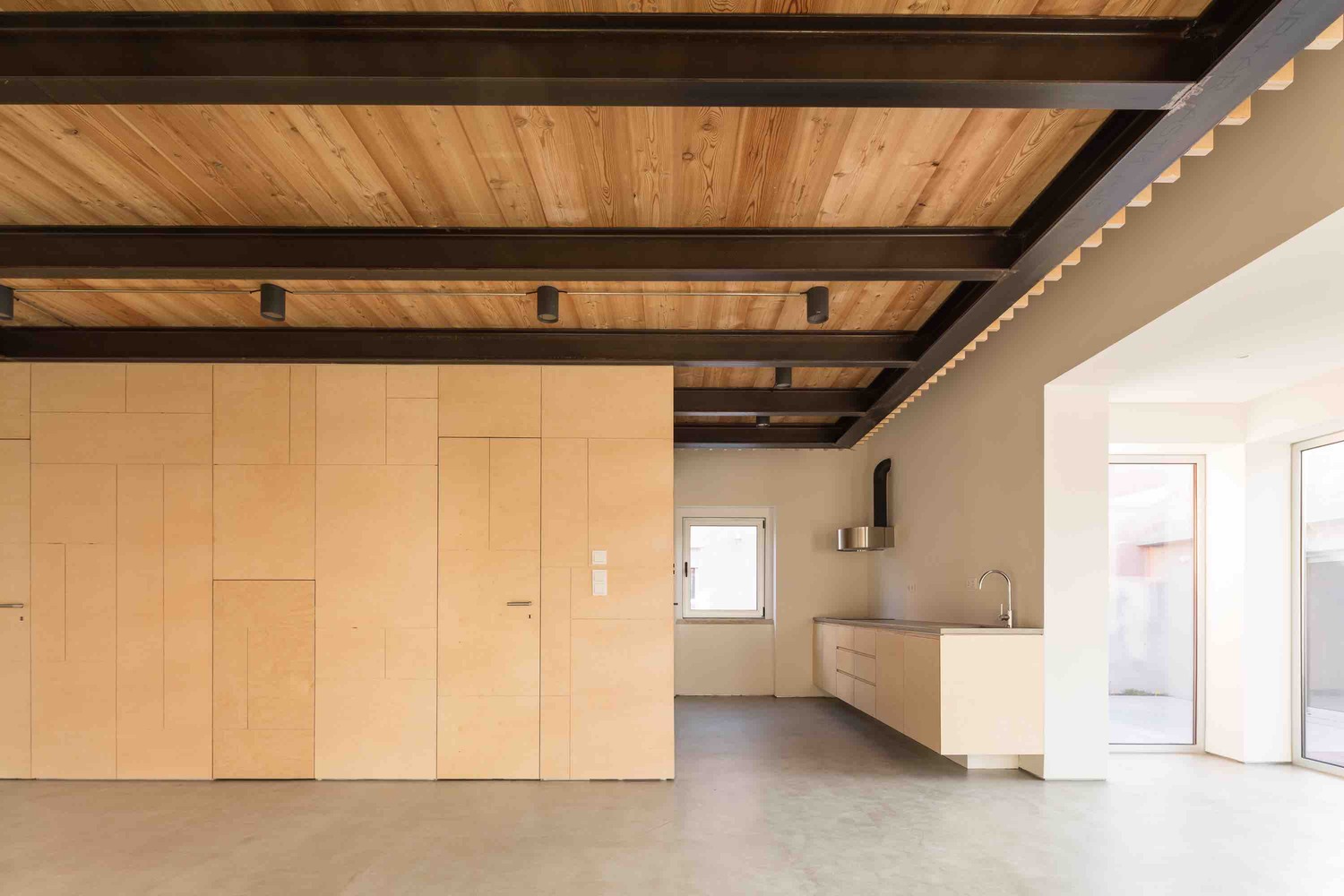 葡萄牙特拉法里亚度假屋 | 木质分隔打造舒适私密空间-51