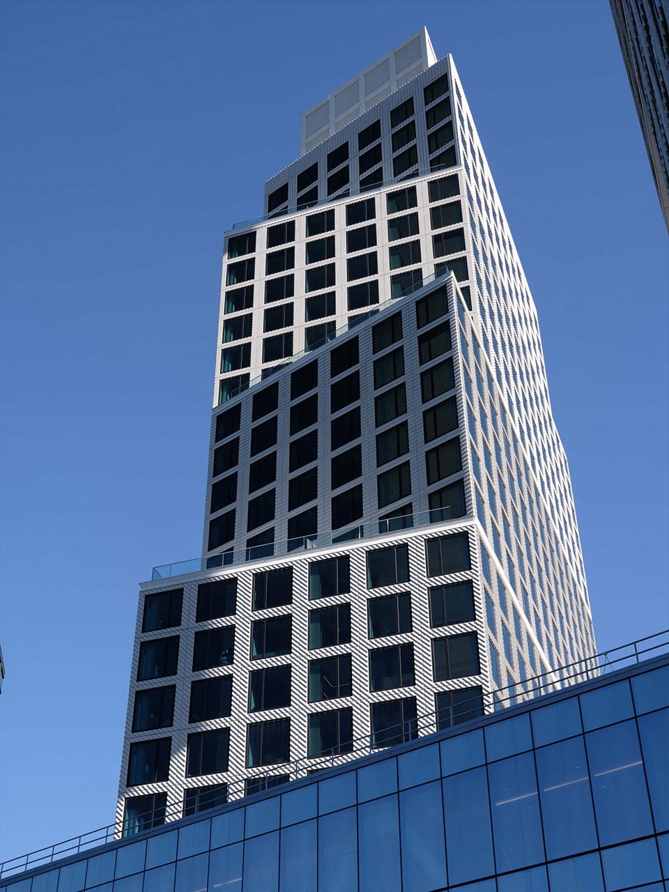 OMA 设计的纽约 EAGLE + WEST 住宅塔楼，巧妙解决空间限制问题-30