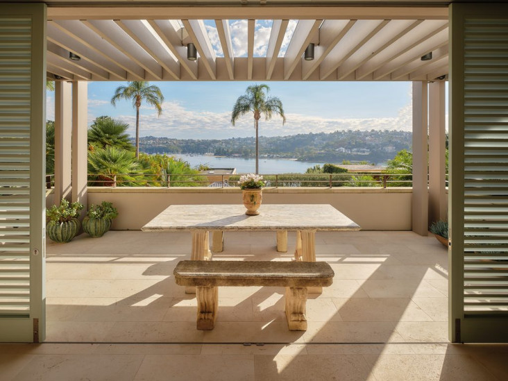 Дом с зеленой крышей и вековыми деревьями: экологичный проект MCxA Group-14