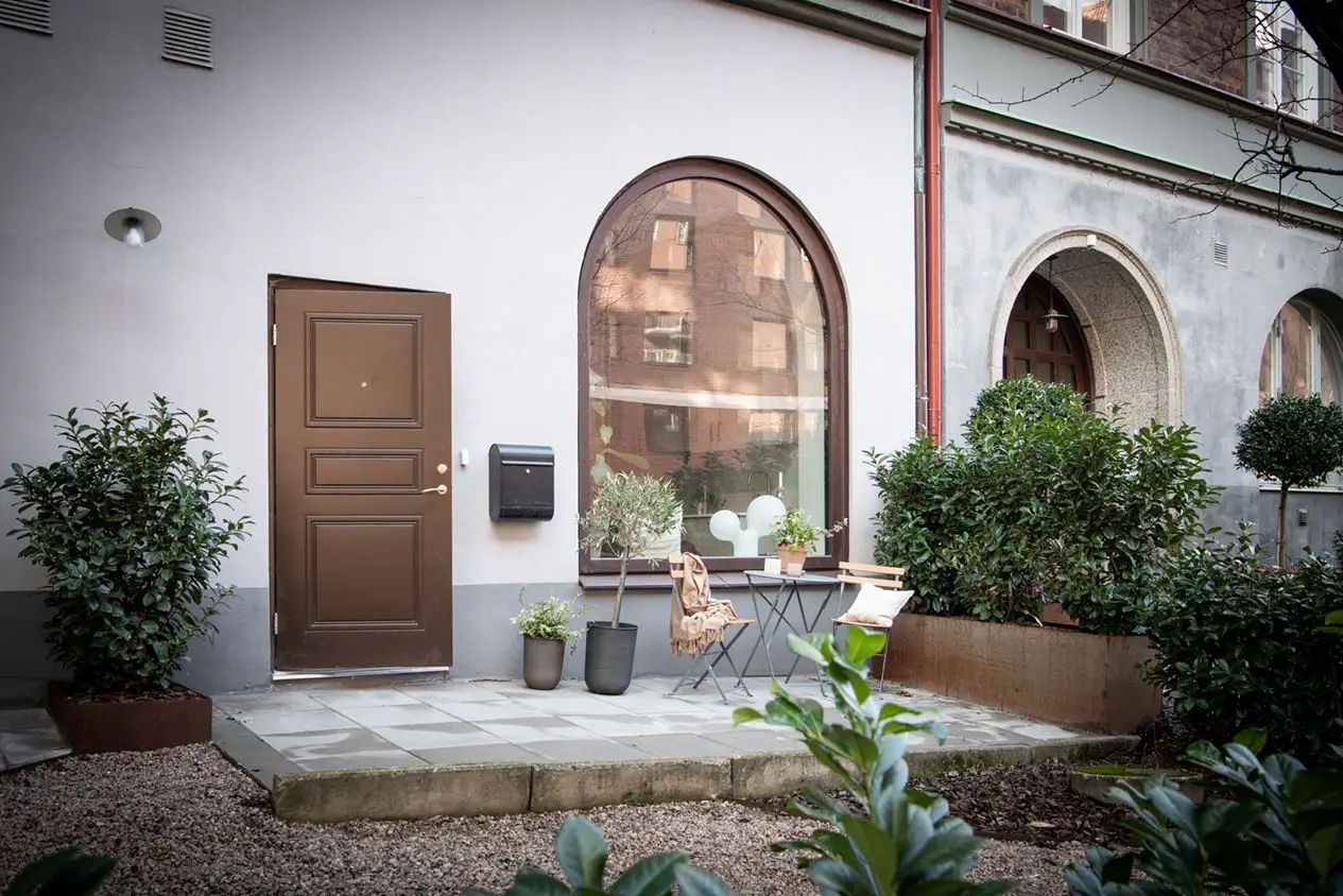 瑞典 35m2 弧形窗工作室 | 古典与现代的完美结合-12