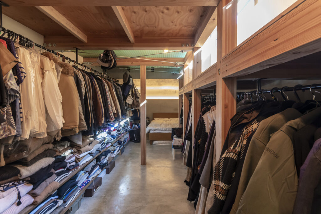 道路沿いの狭小敷地に建てた家　小さな家ながら、光を享受し開放感を感じて暮らす | Architecture | 100%LiFE-13