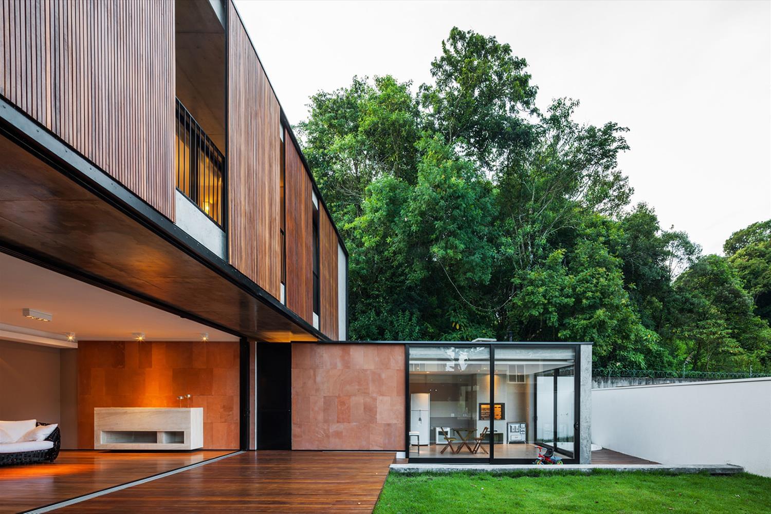 巴西不规则住宅设计,绿色庭院与现代建筑的完美结合-10