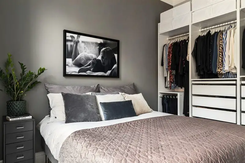 42 平米现代公寓的玻璃隔断、绿色 velvet sofa 设计亮点-6