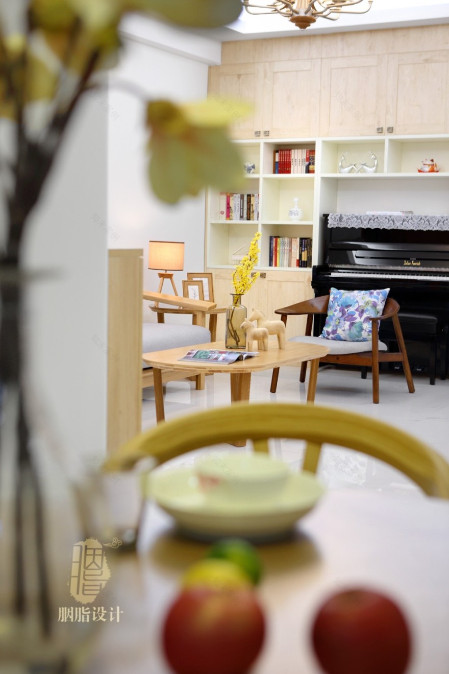 广州润粤大厦北欧风家居设计,原木与彩色的和谐搭配-26