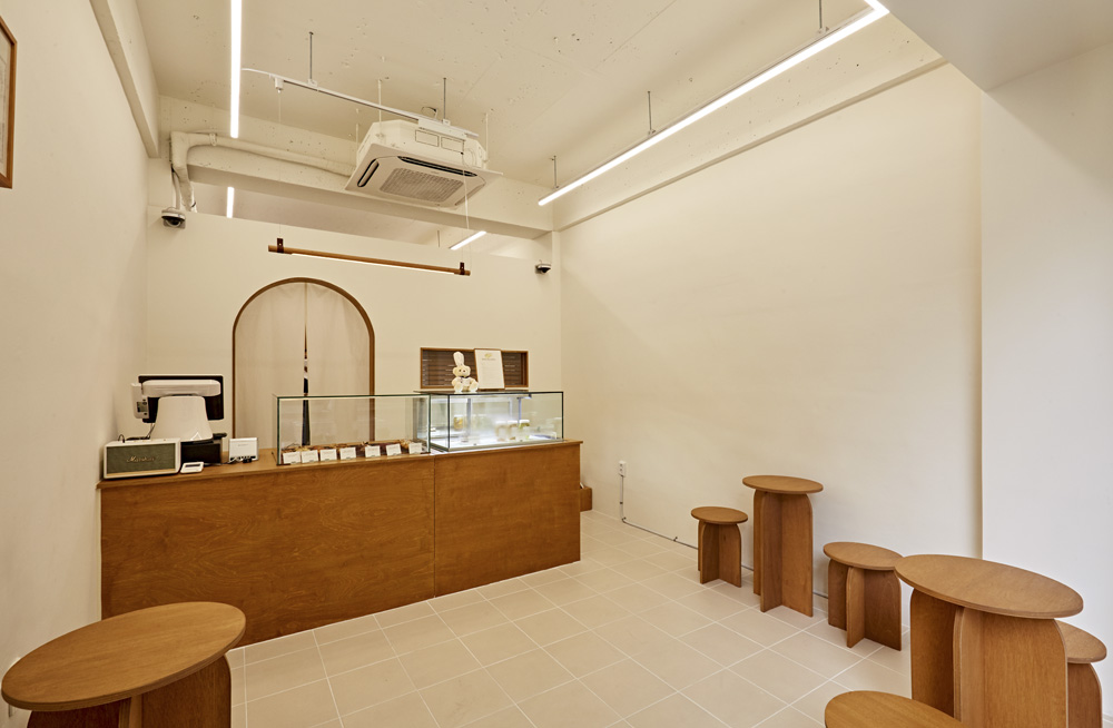 温暖工业风 8 坪金属甜点店室内设计-3