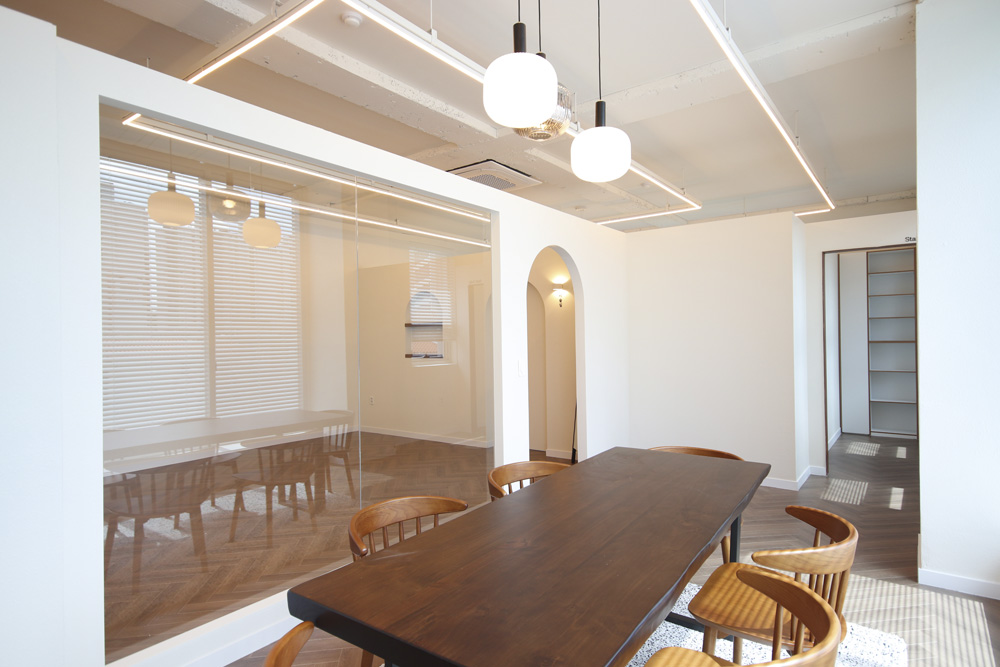 温馨韩式美容院，展现白色与木质的魅力-17