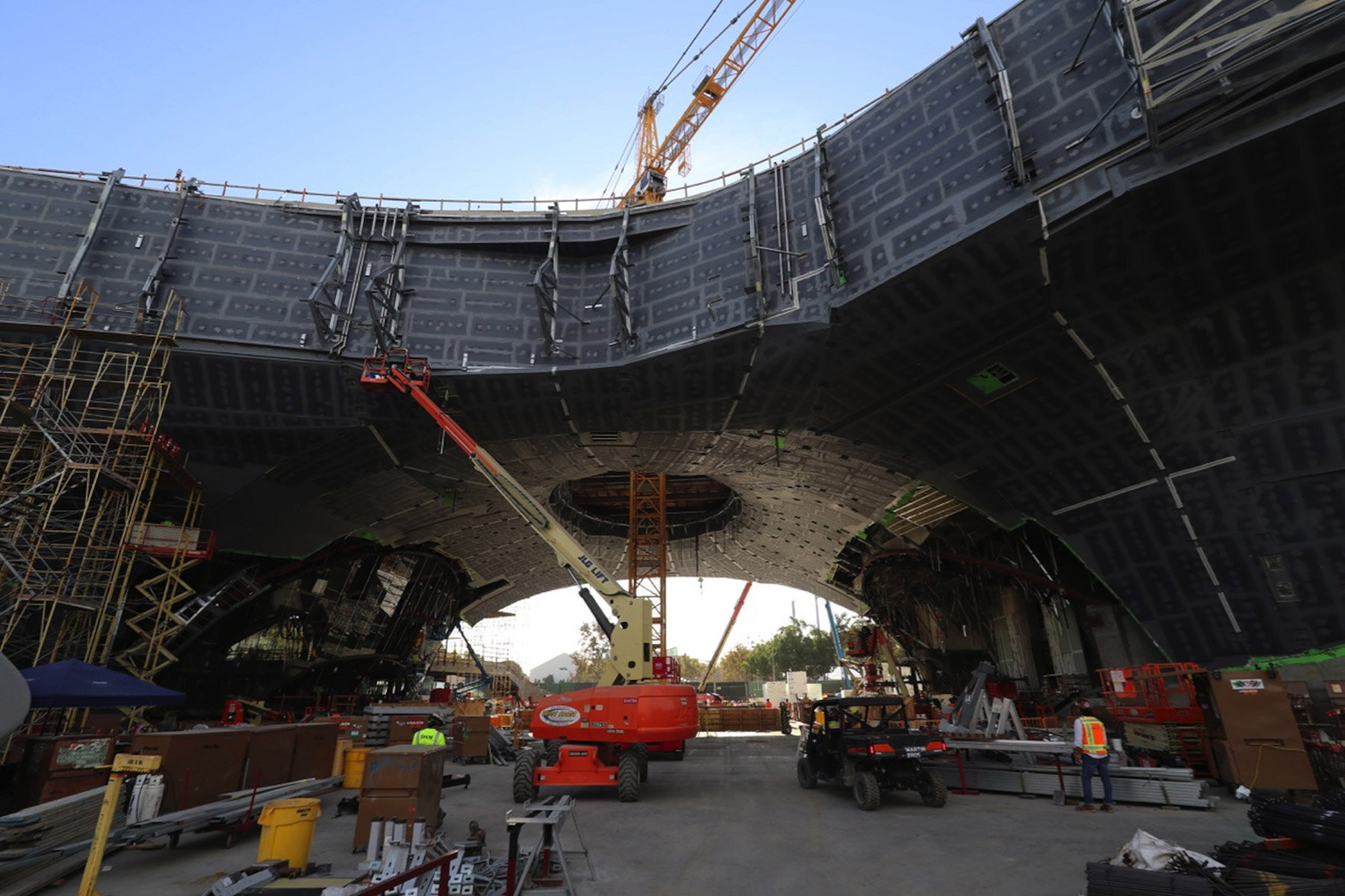 洛杉矶 fluid 面 Lucas 博物馆安装中,千余曲面 FRP 板营造有机氛围-27