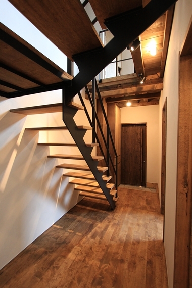 「鉄階段とウッドデッキの家」（铁楼梯与木质甲板之家）丨日本-12