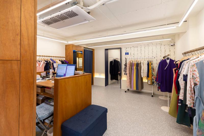 12 平米生活韩服店，白色&原木打造温馨空间-4