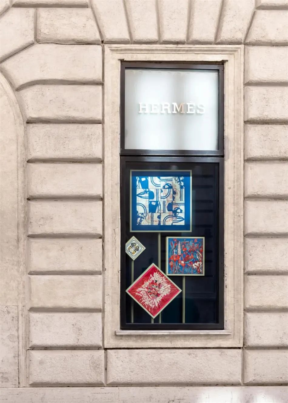 爱马仕 Hermès 丝绸用品新零售快闪店设计丨lisa Ossino Studio-8