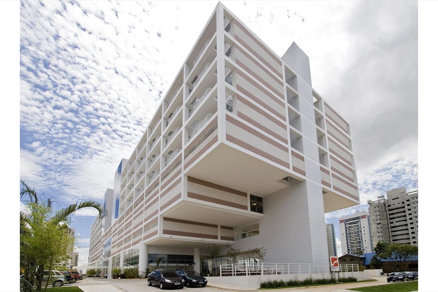 圣卢伊斯医院 | 阶梯式建筑设计与可持续发展的完美结合-1