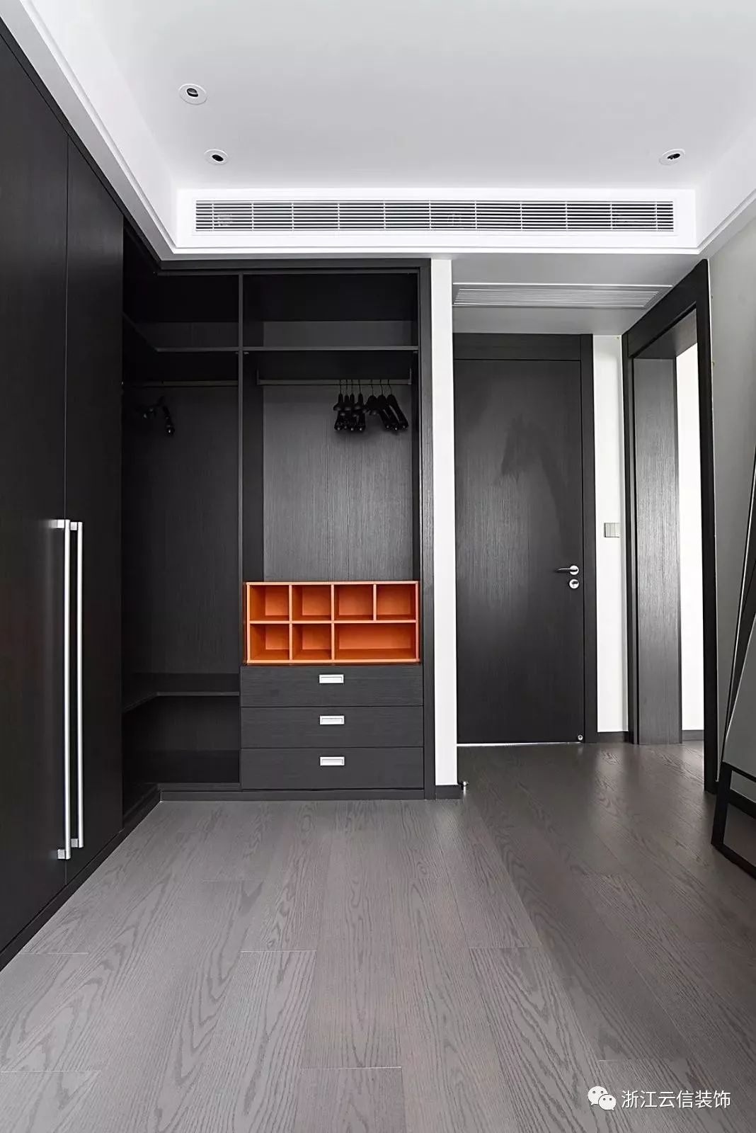 极简黑白灰,打造温馨高级住宅-72