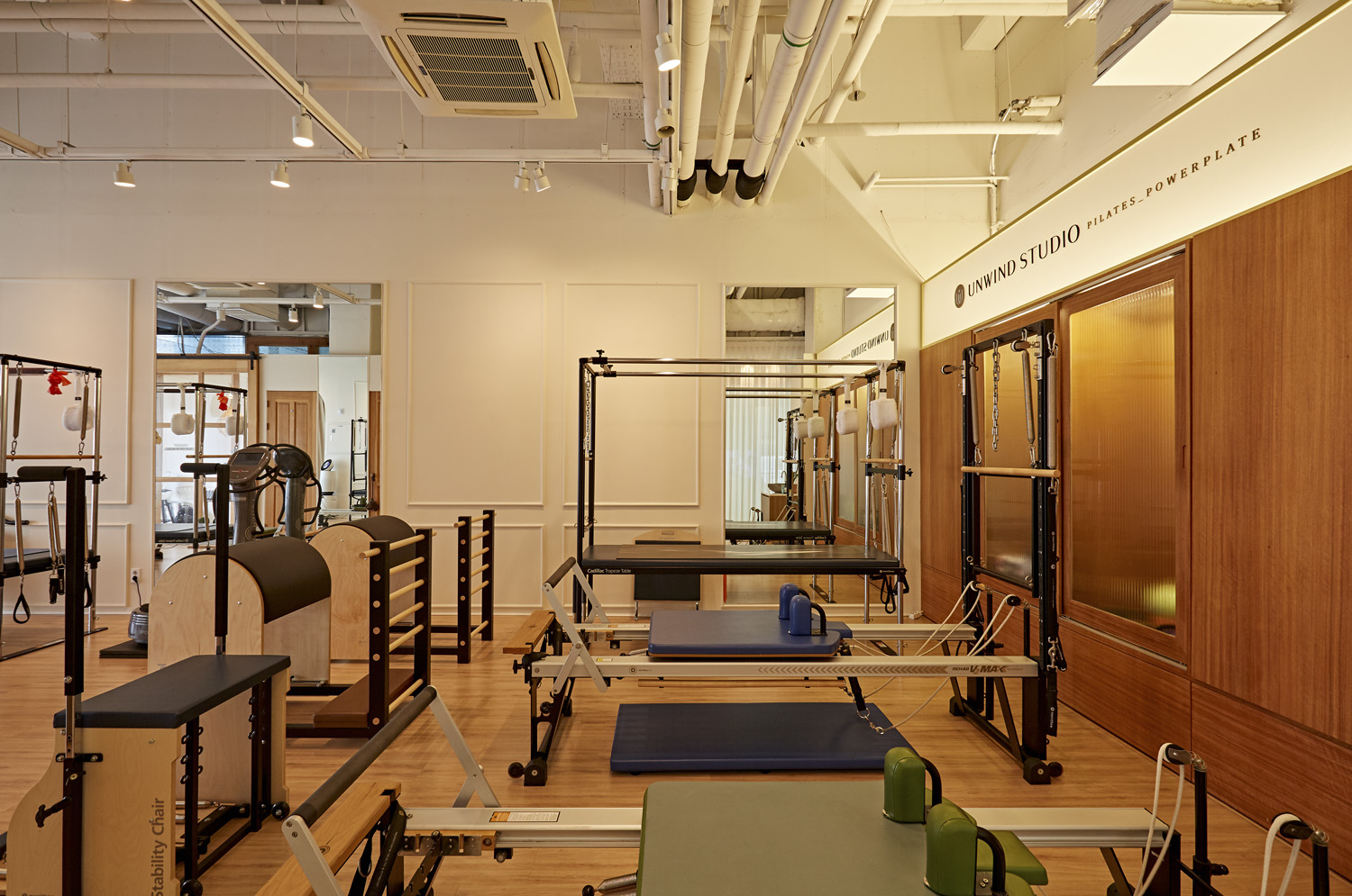 温暧氛围的 40 平米公寓健身房设计-7